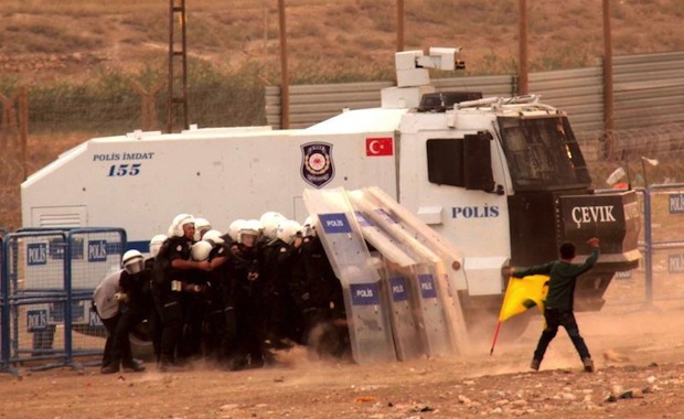 Thousands people protest against Turkey's wall of shame