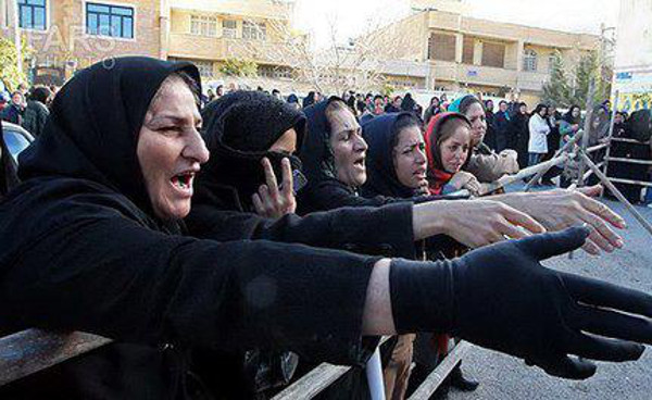 Publishing pictures of women who stretched their hands to signal demand and scream shake the world- food basket plan- Iran — Photo Source: Fars News Agency
